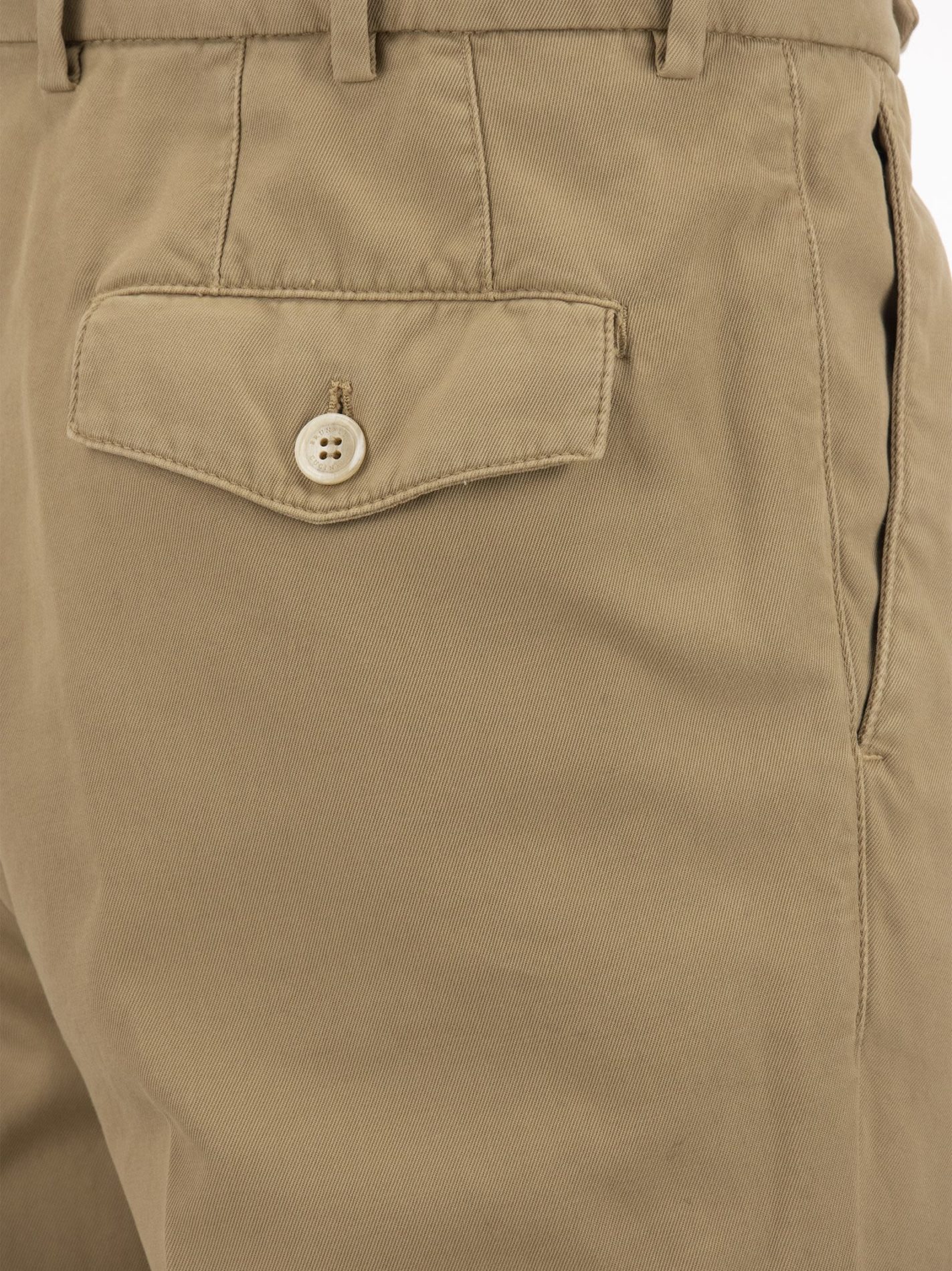 Pantalone leisure fit in gabardina di cotone ritorto tinto capo con doppia  pince e tirapancia - Bellettini.com